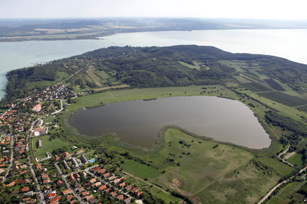 Vue aérienne de la péninsule de Tihany, bordée par le lac Balaton, avec ses collines verdoyantes et un village pittoresque.